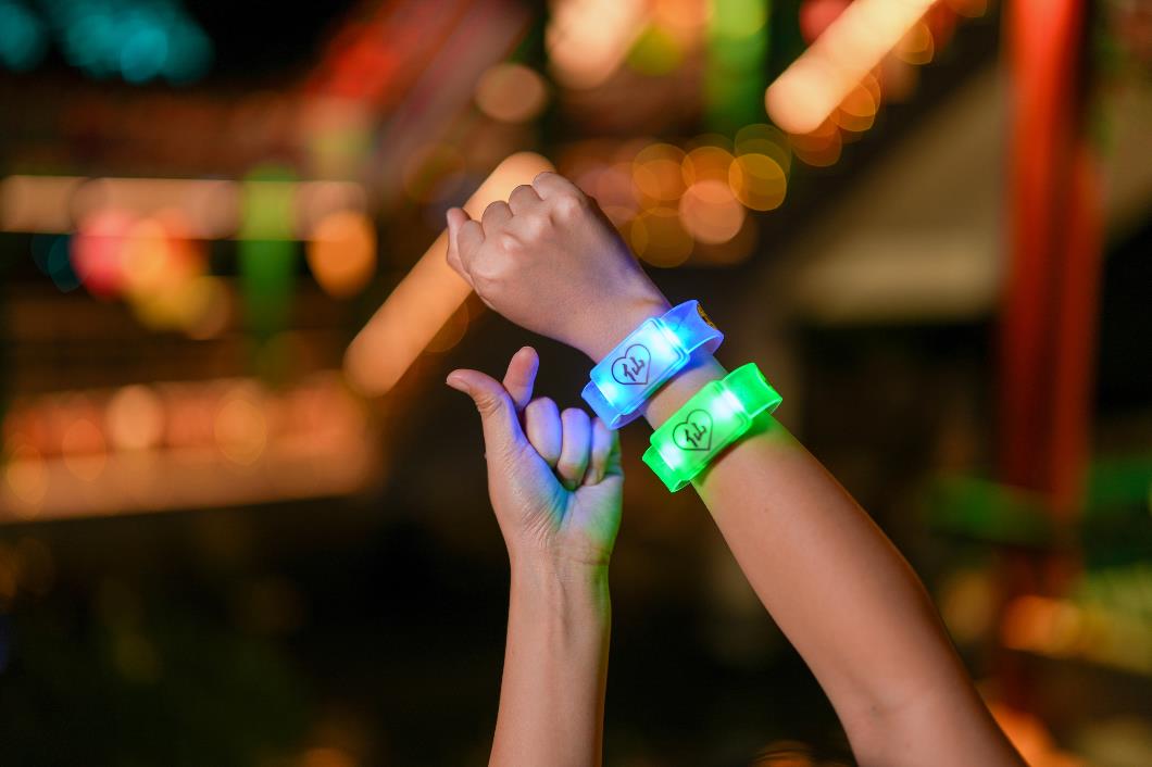 圖六_發光手帶為今年「中秋綵燈會」的入園禮物之一，印上黃大仙師的「仙」字樣，別具趣味。