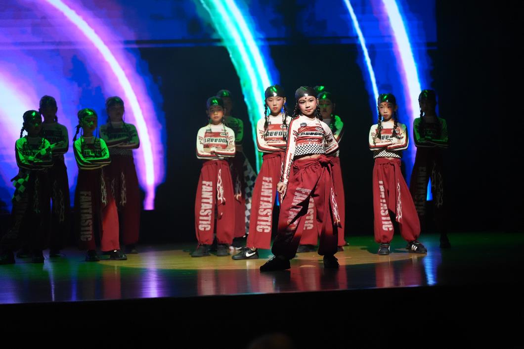 圖十.《105載情不變》，以「戲中戲」的方式，串連本園教育和社會服務轄下單位的不同表演。