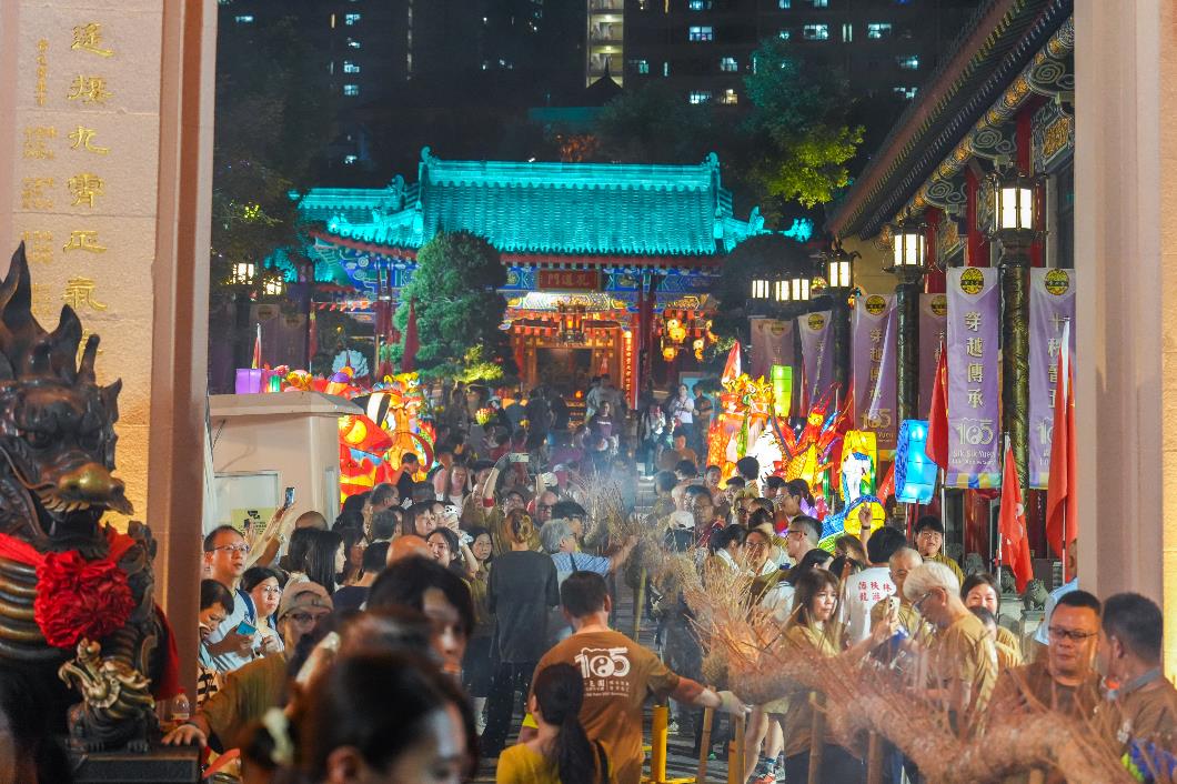 圖十一.大批善信在火龍身上插香，祈求藉此帶來祝福。