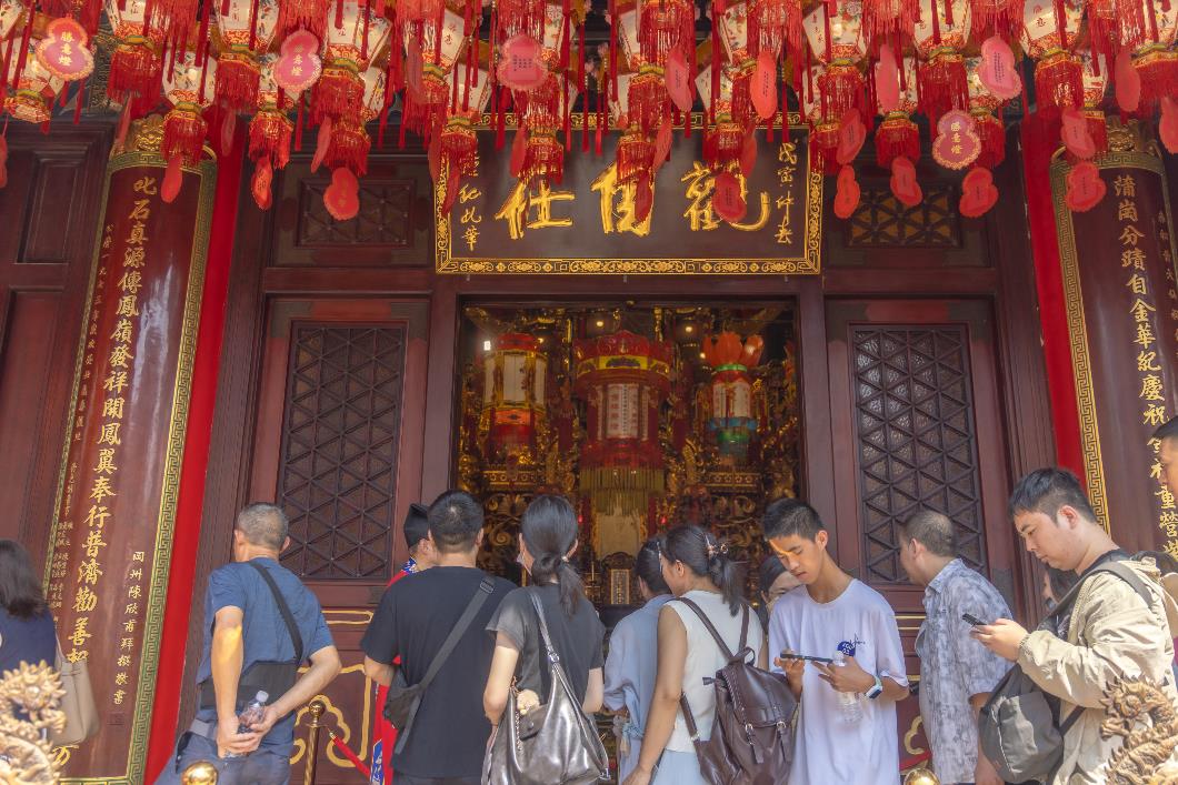 圖十三. 嗇色園於國慶日免費開放殿堂(大殿外壇、太歲元辰殿、三聖堂、麟閣、盂香亭)，讓公眾踏足平素遊人止步的殿堂。