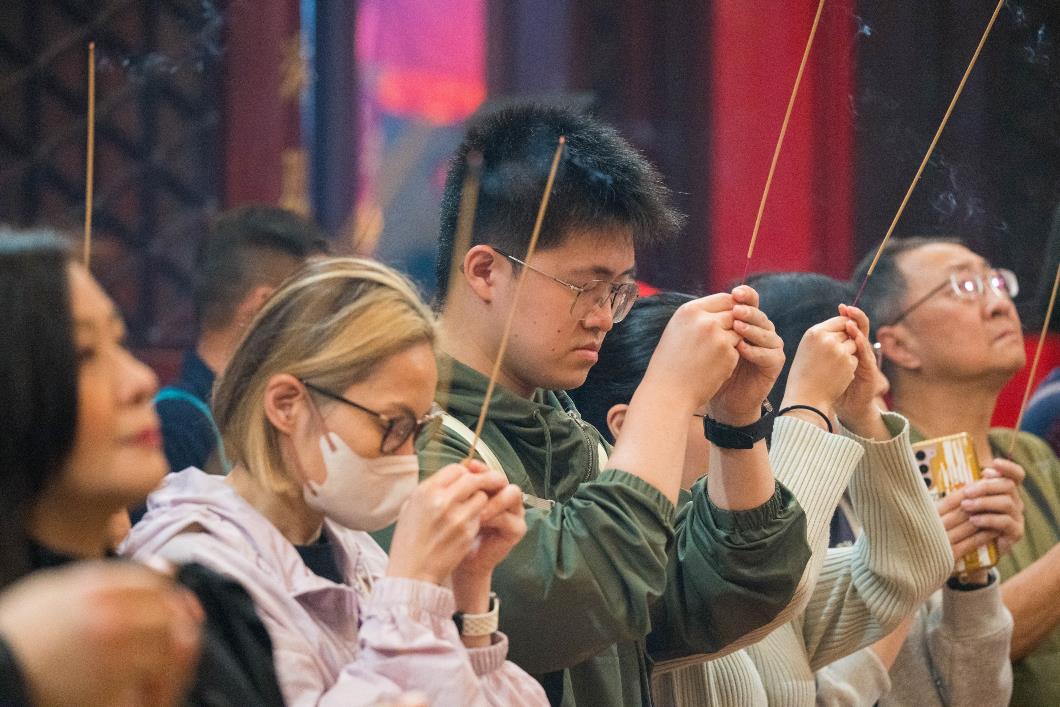 圖四︰善信手握清香，等候向黃大仙師敬上新年頭炷香。