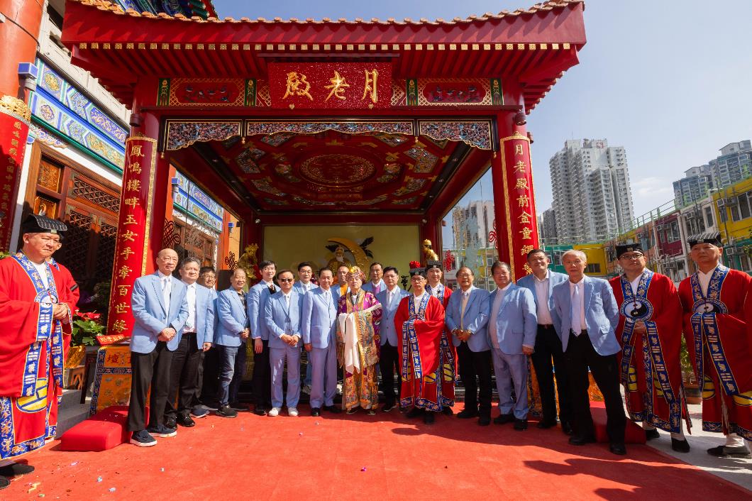 圖四：嗇色園董事會一眾董事於月老殿前大合照