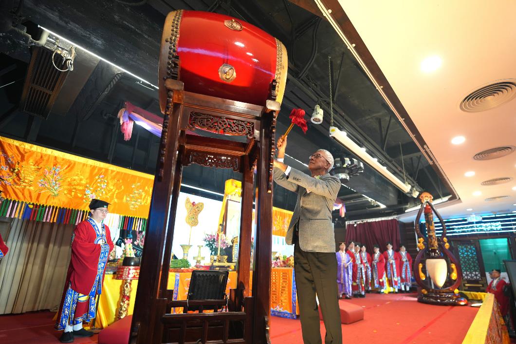 圖四：陳守仁教授為一眾學子「撃鼓明志」。