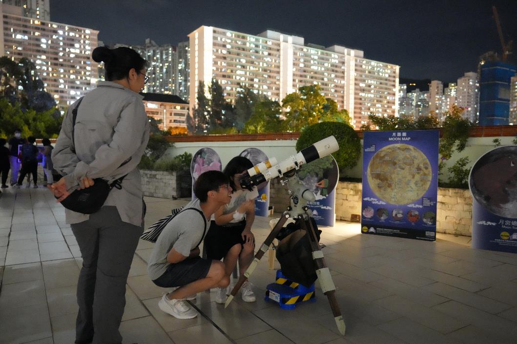 圖四_天文觀星賞月工作坊由「嗇色園主辦可觀自然教育中心暨天文館」籌備，讓遊人透過專業望遠鏡欣賞月圓和星空。