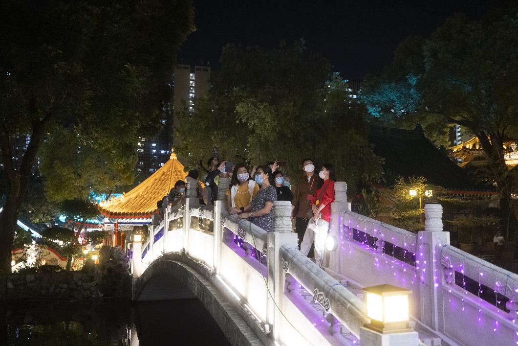 民众在从心苑的小桥上全程投入观赏中乐表演，更不时举机拍摄。