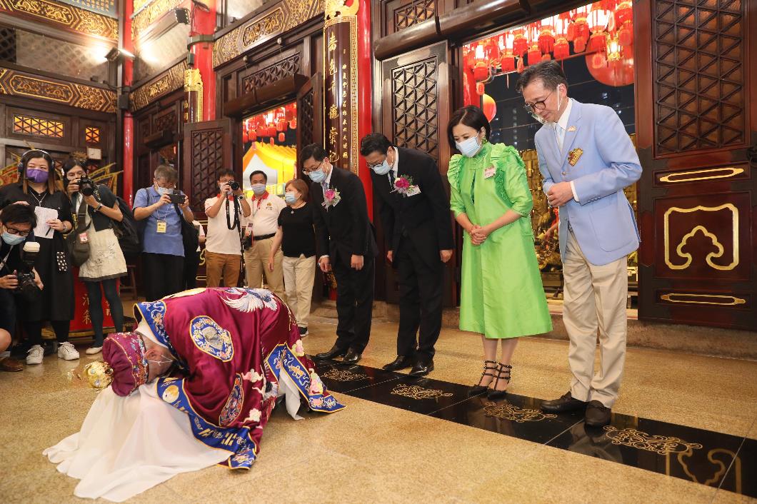 一眾主禮嘉賓入大殿上香，為香港祈求風調雨順、全港市民身體健康。