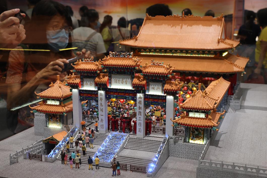 9月25日至10月3日期間，黃大仙祠將繼續舉辦「潮拜大仙祠．香港百年」微縮模型展，展出香港唯一的「黃大仙祠頭炷香盛況」微縮模型展品。