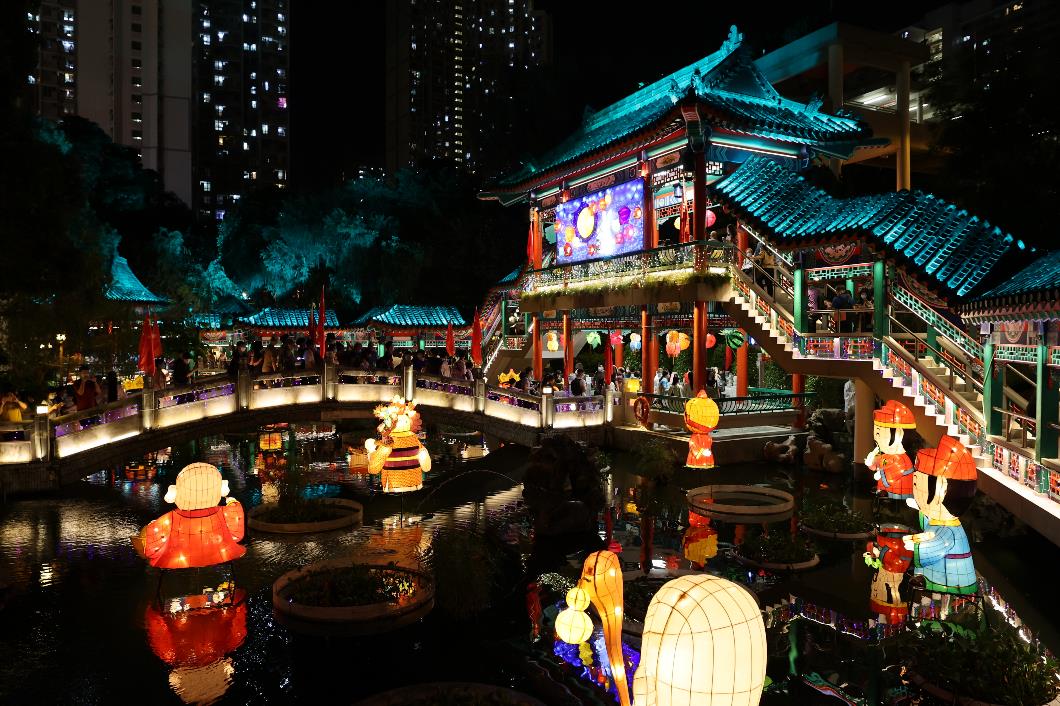 嗇色園黃大仙祠將延長展出特色花燈裝置至9月30日，讓更多市民能夠進園欣賞花燈，夜遊黃大仙祠。(1)
