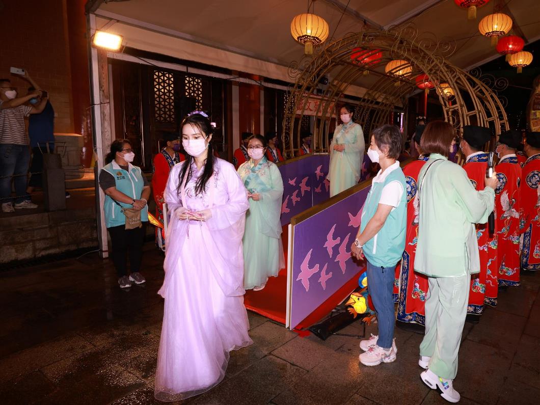 圖片五：近二百位參與科儀的女性身穿傳統華服踏過「鵲橋」，冀願姻緣和順。