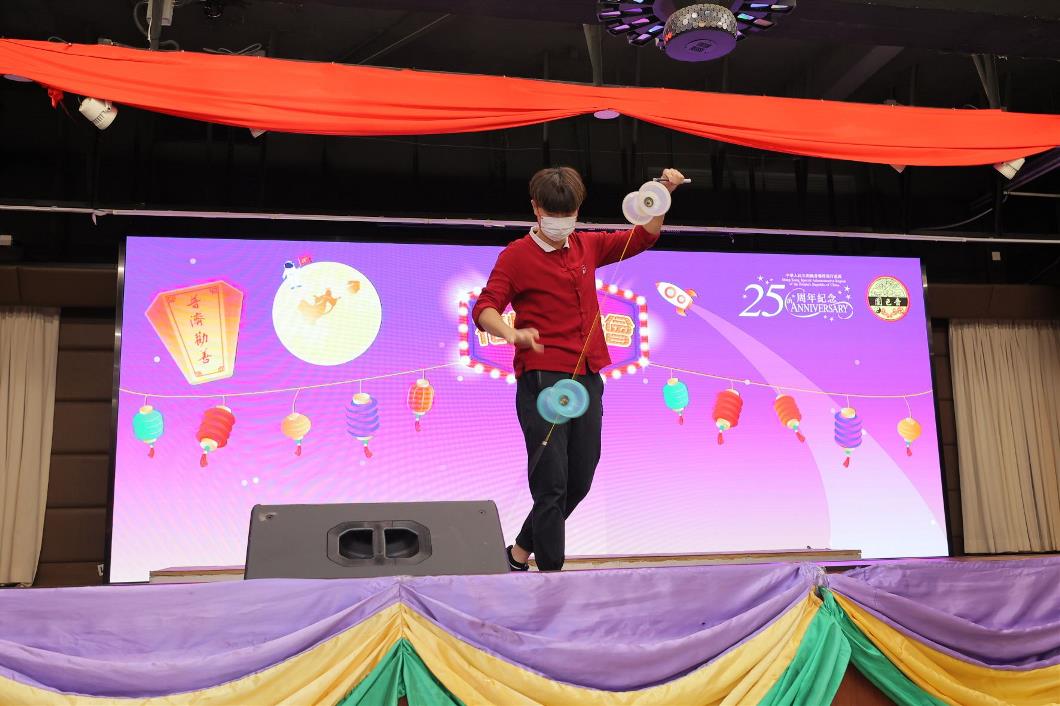 圖片四：雜耍表演技驚四座，突顯中華傳統技藝之精湛。