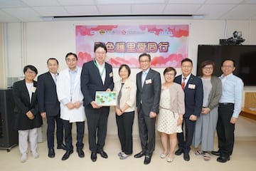 本園長者親手製作紀念品送贈予協辦單位聖母醫院