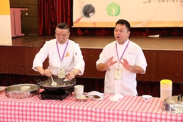星級廚師黃亞保先生及黃隆滔先生即場示範適合體弱長者食用的『懷舊碗仔翅』
