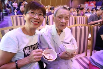 得獎者鄭淑群女士及母親