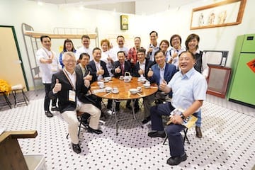 星級名廚歐國強先生、蕭秀香女士、黃亞保先生與嗇色園社會服務委員會主席黎澤森先生及一眾董事、委員及顧問