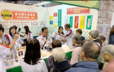 星級名廚歐國強先生 示範懷舊碗仔翅 參觀者非常雀躍