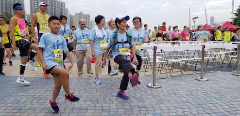 懷傲運動天地會員與其他跑手一起熱身