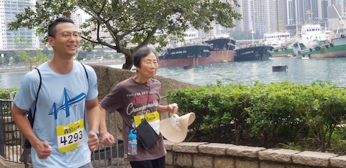 職員陪同年屆80歲的長者奔向終點